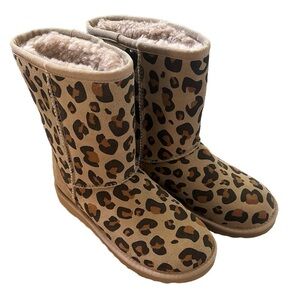 NWOB UGG Classic Short II Sheepskin Boot Leopard Print